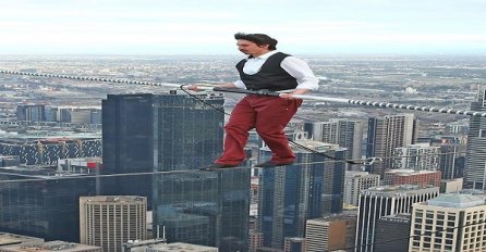 Uhvatio ga grč dok je hodao na žici 300 metara iznad zemlje (VIDEO)