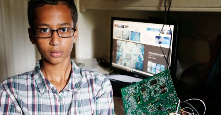 Ahmed Mohamed: Policija je znala da njegov sat nije bomba, ali su ga svejedno uhapsili