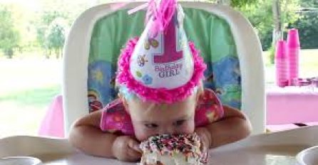 Niko se nije obradovao rođendanskoj torti kao ova djevočica! (VIDEO)
