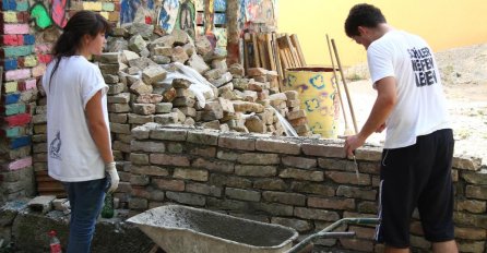 Stari Grad: Mladi akcijom čišćenja zapušteno dvorište pretvaraju u prostor za obrazovanje