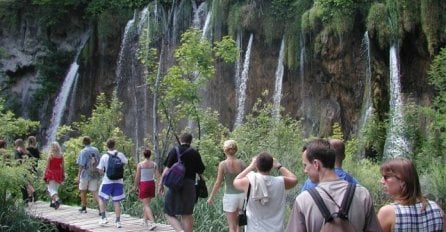 Užasna nesreća na Plitvičkim jezerima! Htjele napraviti selfie pa pale u provaliju!