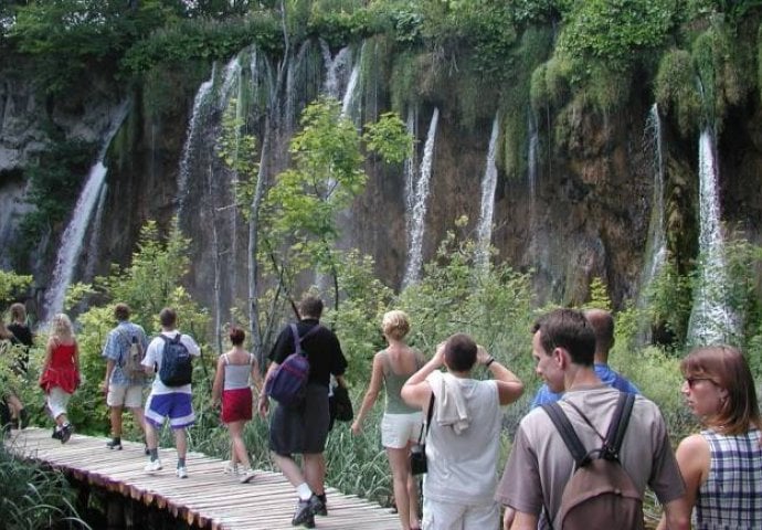 Užasna nesreća na Plitvičkim jezerima! Htjele napraviti selfie pa pale u provaliju!