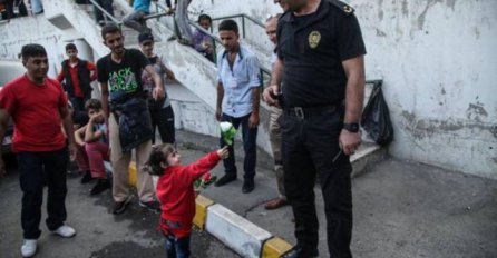 Ova djevojčica je nudila cvijeće policajcima u nadi da će njena porodica preći granicu