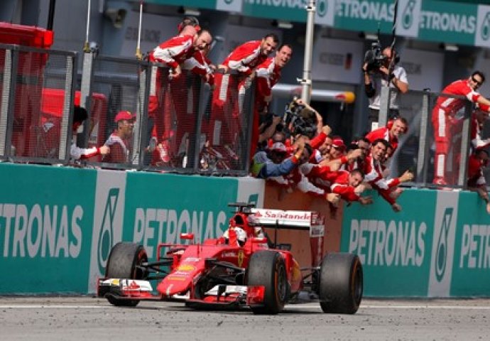 F1: Vettel slavio u Singapuru, Hamilton odustao od utrke 