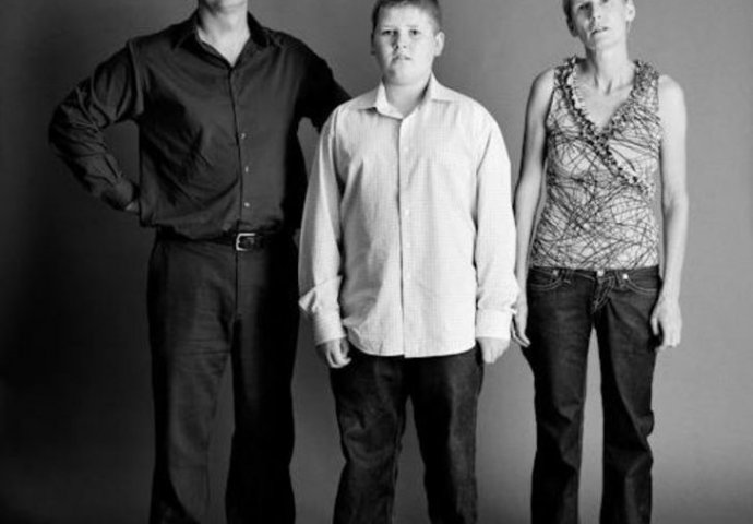 Ova porodica se 22 godine slikala u istoj pozi: Pogledajte njihovo putovanje kroz fotografije