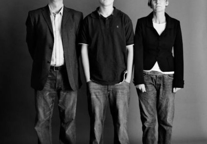 Ova porodica se 22 godine slikala u istoj pozi: Pogledajte njihovo putovanje kroz fotografije