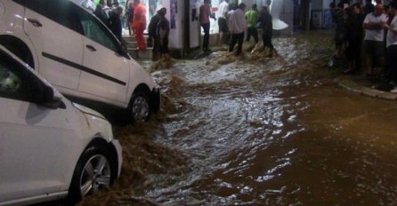 Turska: Nevrijeme u Bodrumu- Voda nosila automobile, poplavljene kuće i poslovni prostori