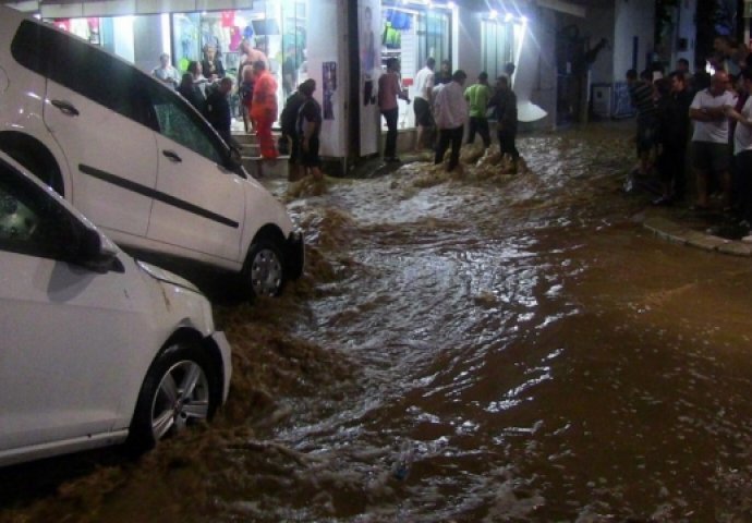 Turska: Nevrijeme u Bodrumu- Voda nosila automobile, poplavljene kuće i poslovni prostori