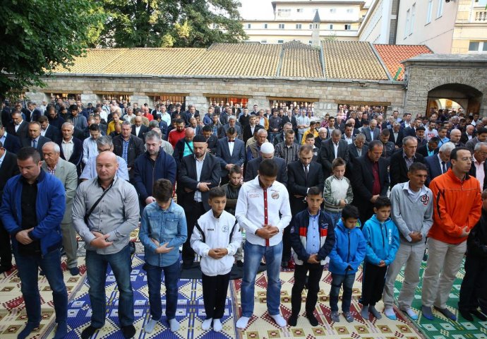 Reis Kavazović predvodio bajram-namaz u Begovoj džamiji u Sarajevu: Ne dozvolimo da nas razlike udaljavaju