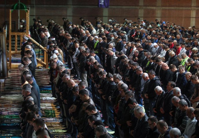 Ljubljana: Bajram-namaz klanjan u prepunoj dvorani Slovan u Kodeljevu