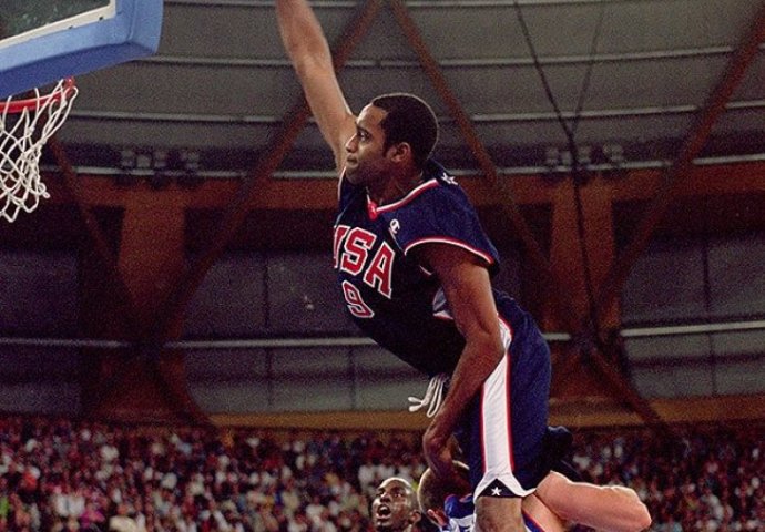 Prije 15 godina Vince Carter "preletio" čovjeka od 218 cm