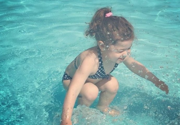 Fotografija koja je zbunila svijet! Djevojčica je pod vodom ili skače u vodu - šta vi mislite?