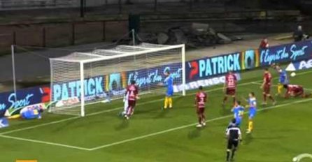 Promašaj godine: Fudbaler promašio prazan gol sa deset centimetara (VIDEO) 