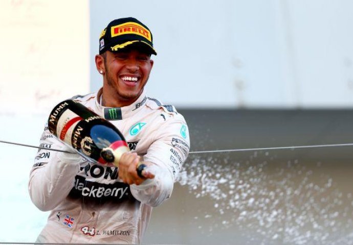 Lewis Hamilton se na "Suzuki" izjednačio sa legendarnim Sennom
