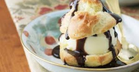 Desert sa sladoledom od vanilije 