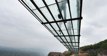 Stakleni most "za heroje" na visini od 180 metara: Turisti se boje da ga pređu (FOTO)