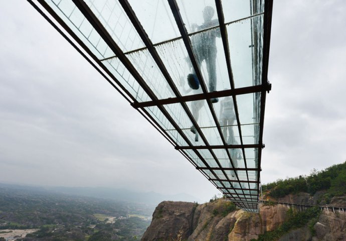 Stakleni most "za heroje" na visini od 180 metara: Turisti se boje da ga pređu (FOTO)