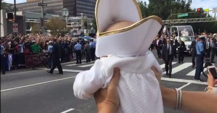 Oduševljen stajlingom: Zbog ove je bebe papa Franjo 'umro' od smijeha!