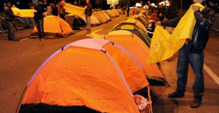  Podgorica: Treći dan protesta opozicije, ostaju pred Skupštinom do formiranja prelazne vlade