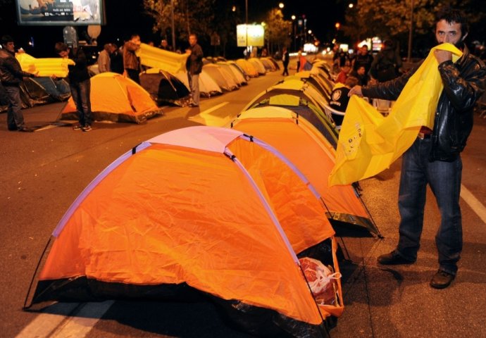  Podgorica: Treći dan protesta opozicije, ostaju pred Skupštinom do formiranja prelazne vlade