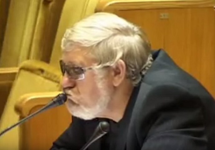 Pogledajte kako to izgleda kad je jedan poslanik u parlamentu zaljubljen u svoj mikrofon (VIDEO)