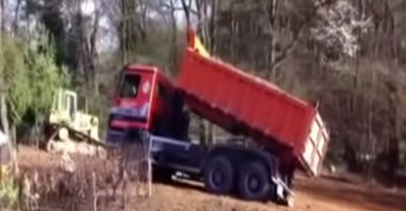 Loše iskustvo jednog kamiondžije: Pokazao je kako se teret ne treba kipati (VIDEO)