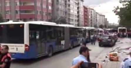 Autobus udario u stajalište, najmanje 11 osoba stradalo 