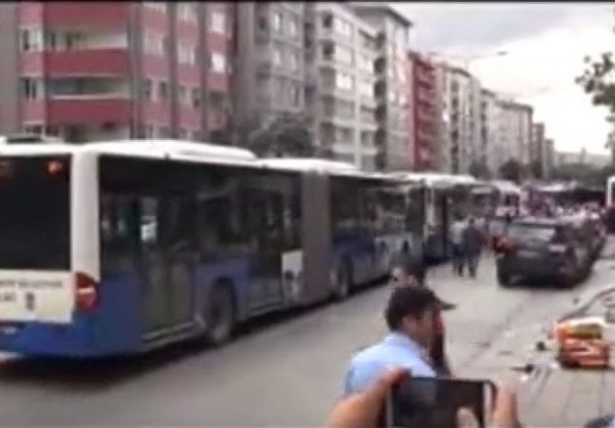 Autobus udario u stajalište, najmanje 11 osoba stradalo 