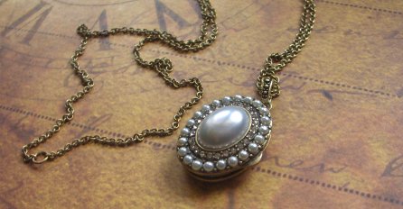 Mislila je da je obični medaljon, ali kada ga je otvorila pronašla je ovo 