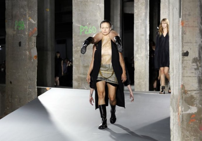 Svijet zgrožen - Na modnoj reviji modeli nose LJUDE!  (FOTO)