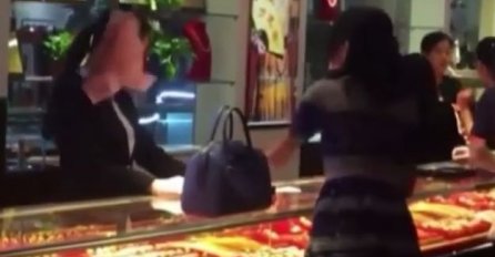 Bahata bogatašica izgubila živce pa novcem gađala prodavačicu