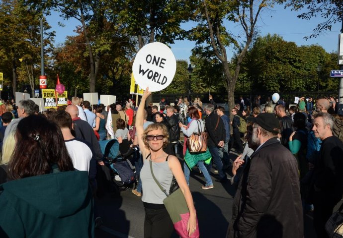 Marš solidarnosti: Oko 70.000 ljudi na ulicama Beča tražilo bolje životne uslove za izbjeglice