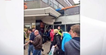 (VIDEO) Autobus uletio u supermarket, dvoje poginulo