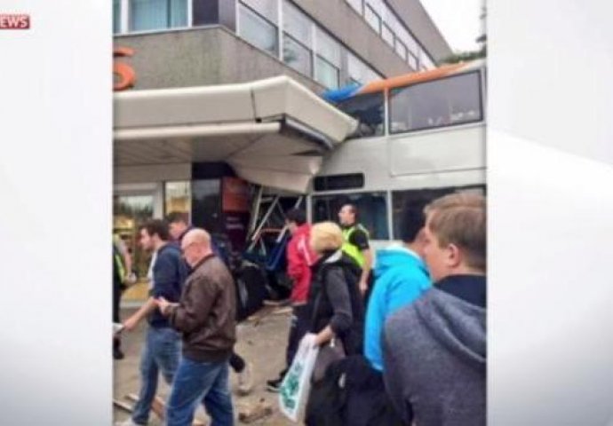 (VIDEO) Autobus uletio u supermarket, dvoje poginulo