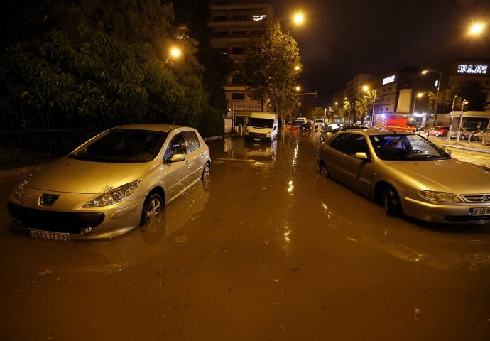 Nezapamćeno nevrijeme: Divlja oluja odnijela 13 života, ulice pod vodom