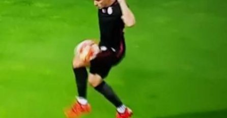 Sudija, jesi li čorav? Podolski primio loptu rukom, pa postigao golčinu (VIDEO)