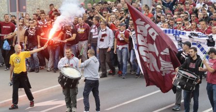 U susret gradskom derbiju: Više od hiljadu navijača Sarajeva krenulo prema Željinom stadionu