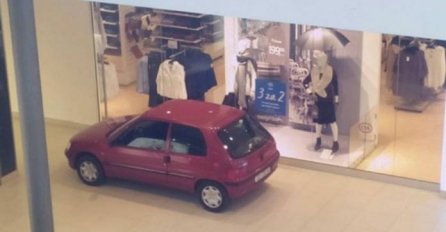 Na parkingu nije bilo mjesta pa odlučio parkirati u tržni centar