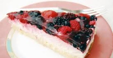 FANTASTIČAN OKUS: Torta od jogurta i bobičastog voća 