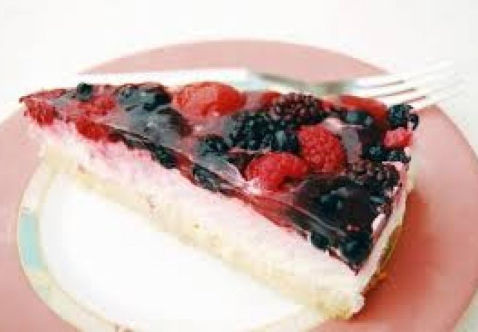 FANTASTIČAN OKUS: Torta od jogurta i bobičastog voća 