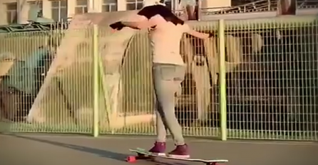 Način na koji ova djevojčica vozi skejtboard stavlja bez riječi (VIDEO)