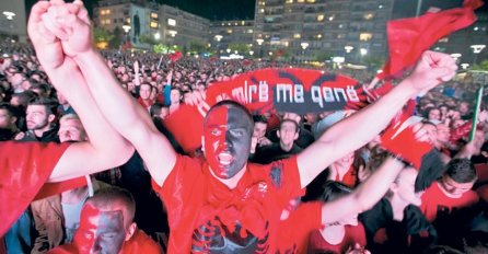 Objavljen snimak kamenovanja autobusa s fudbalerima Srbije u Tirani (VIDEO)