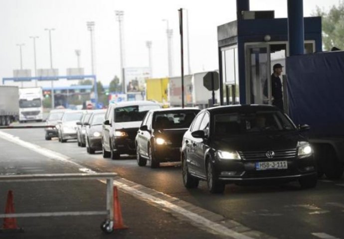 Na Batrovcima kolona duga četiri kilometra, čeka se oko pet sati