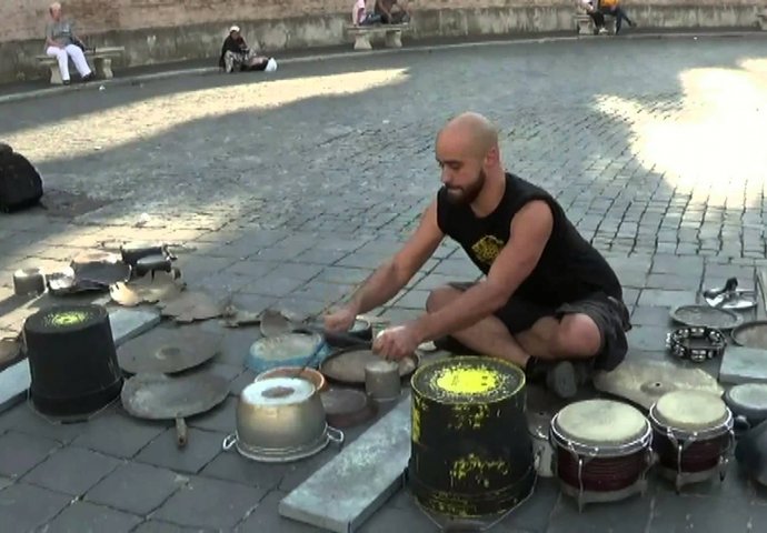 Upoznajte najboljeg uličnog bubnjara na svijetu: Poredao je šerpe i napravio spektakl!