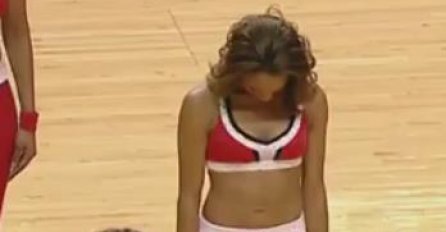 Sve su oči bile uprte u ovu navijačicu - pogledajte šta joj se desilo!