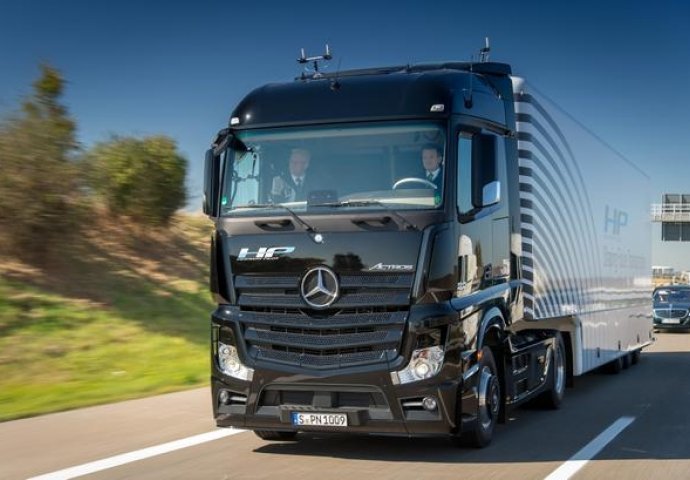 (VIDEO) Mercedesov samovozeći kamion se provozao po autoputu