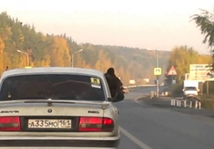 (VIDEO) Ovo još niste vidjeli: Vozio se u automobilu, a onda ugledao prizor koji sada svijet prepričava