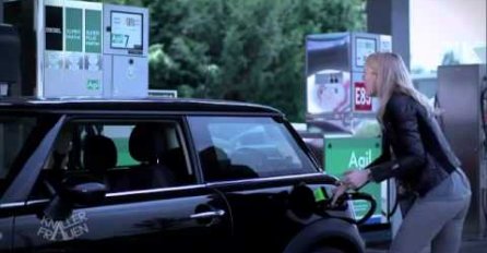 Kad plavuša toči gorivo, onda to izgleda ovako... (VIDEO)