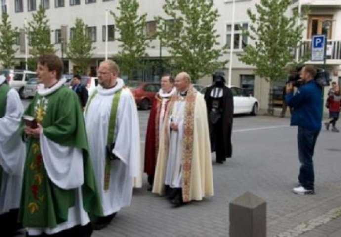 Bili su na korak do savršene fotografije, a onda su im oni upali u kadar!