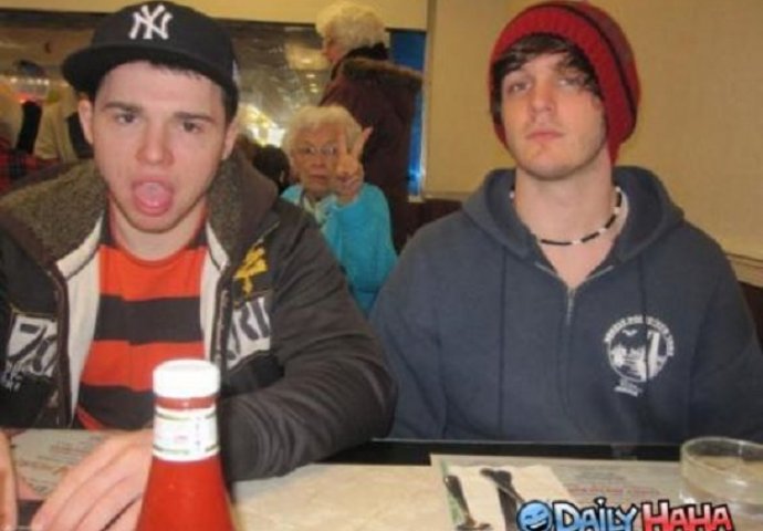 Bili su na korak do savršene fotografije, a onda su im oni upali u kadar!